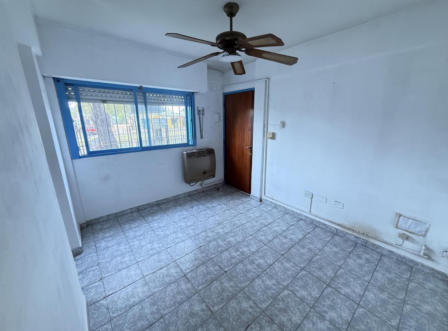 Foto de Departamento en planta baja de dos dormitorios con patio y garage, imagen 3