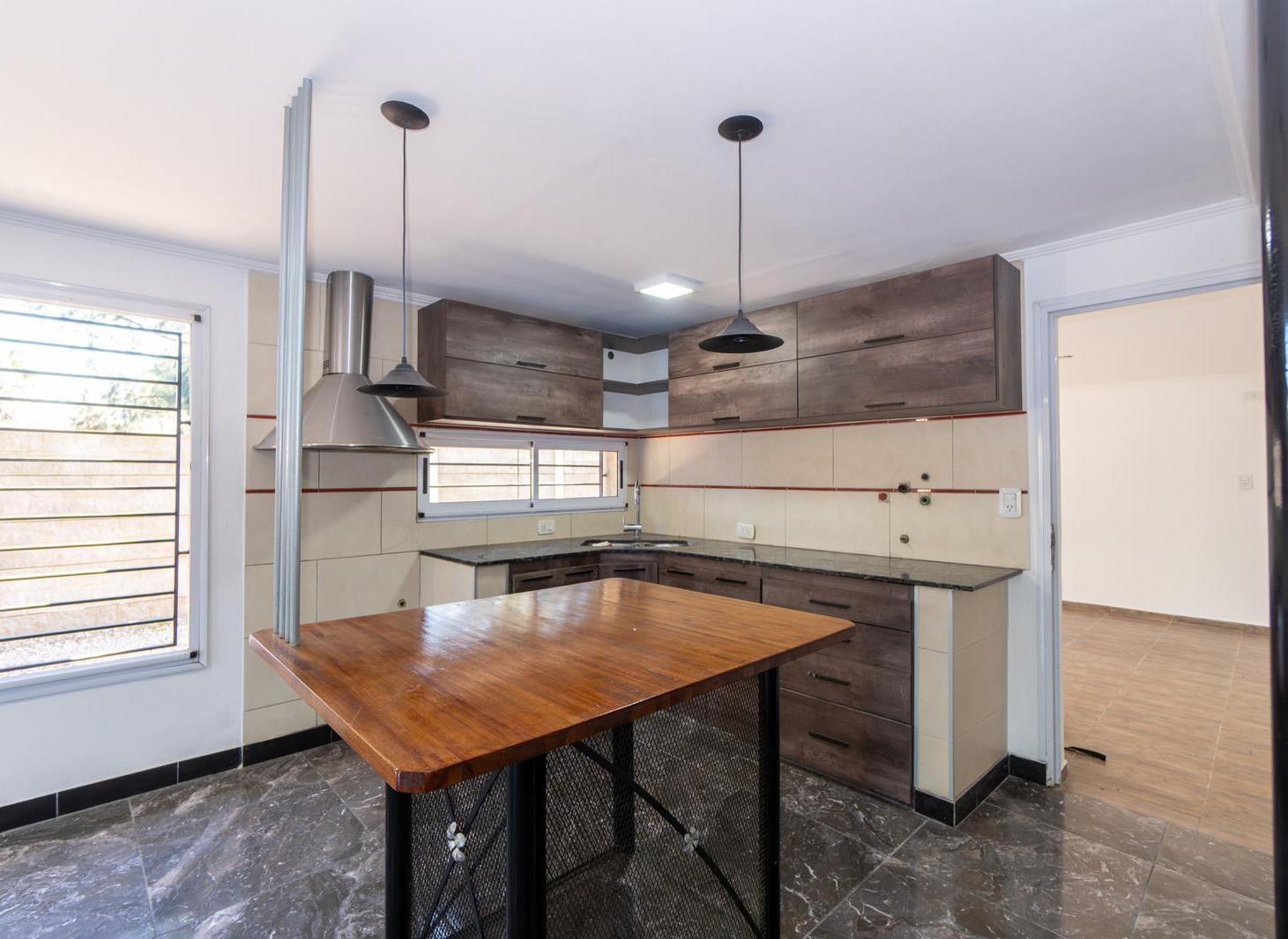 Foto de Casa en venta en sicardi cuatro dormitorios dos baños cochera y parque, imagen 2