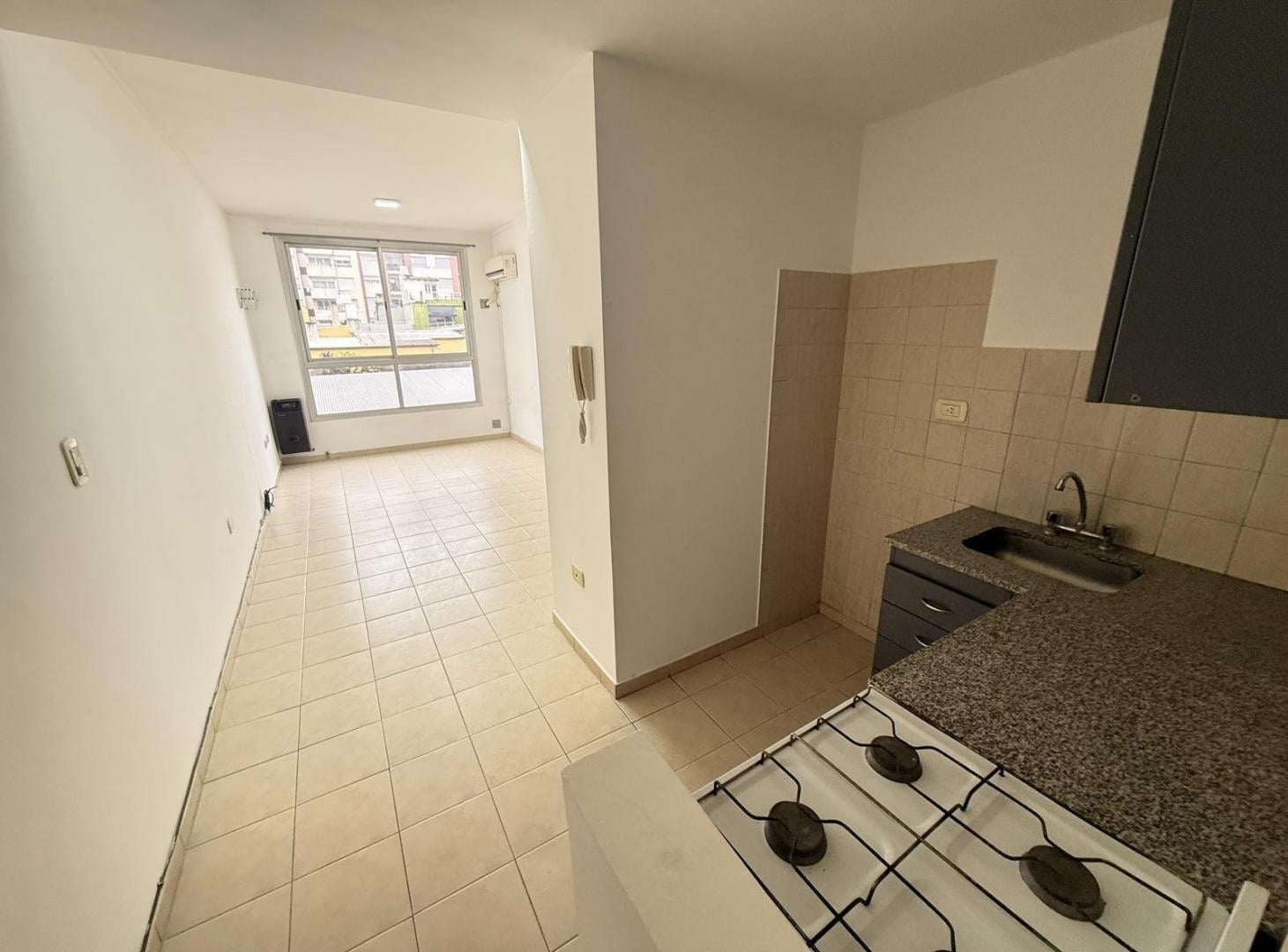 Foto de Departamento monoambiente en alquiler a metros de diagonal 79, imagen 2