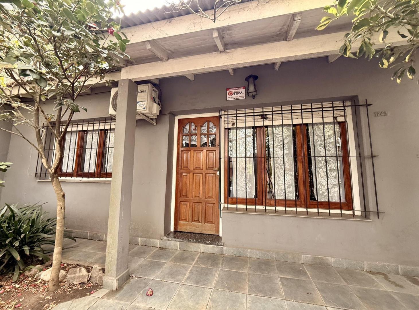 Foto de Casa en venta en La Plata meridiano v con dos dormitorios y parque, imagen 2