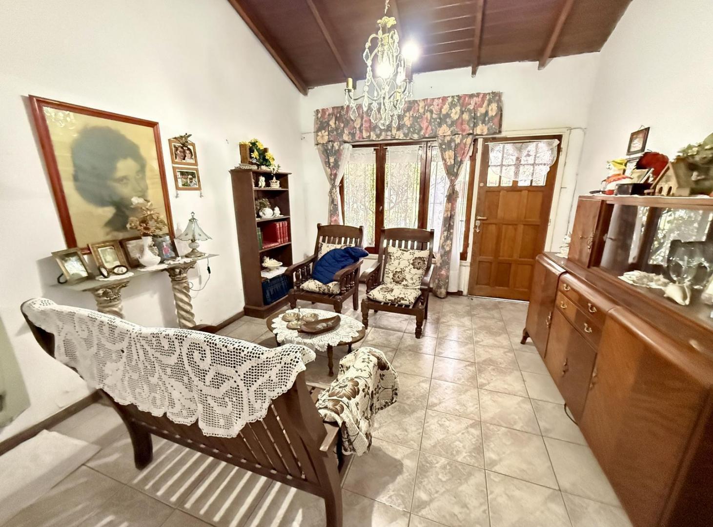 Foto de Casa en venta en La Plata meridiano v con dos dormitorios y parque, imagen 3