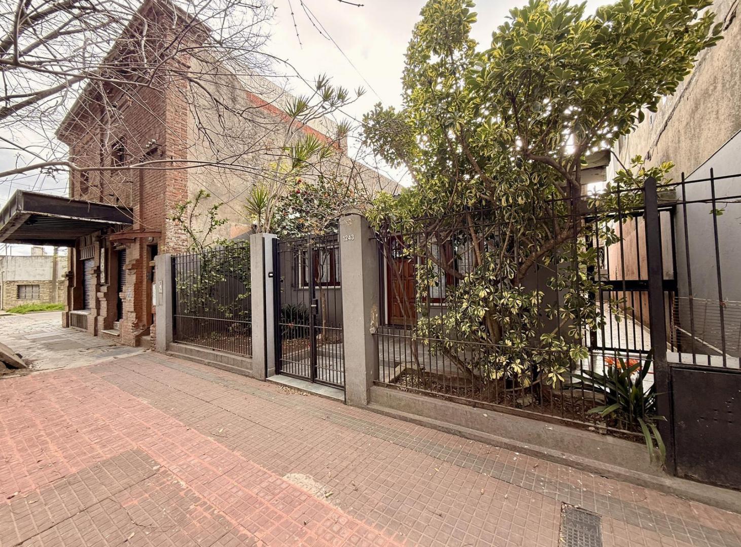 Foto de Casa en venta en La Plata meridiano v con dos dormitorios y parque, imagen 1