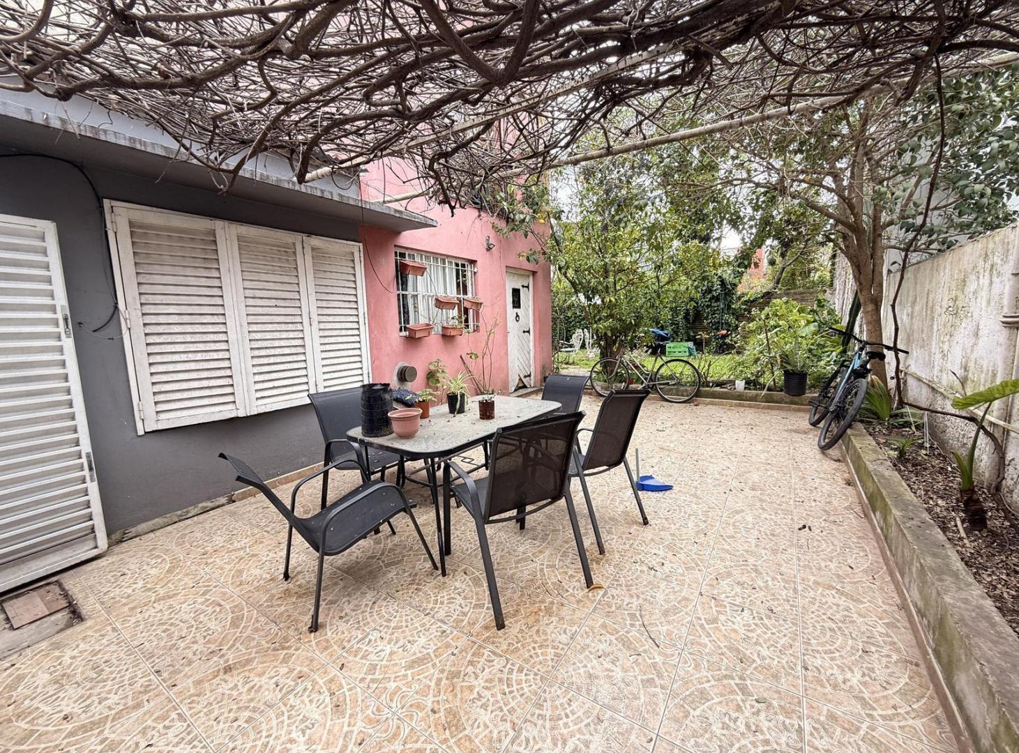 Foto de Casa en venta en La Plata meridiano v con dos dormitorios y parque, imagen 4