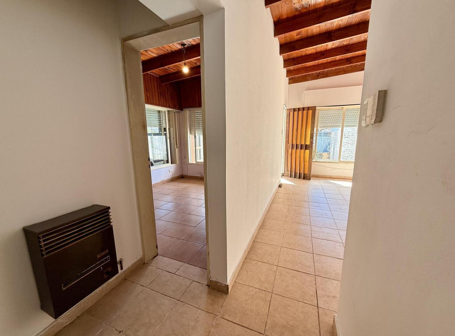 Foto de Casa en venta sobre avenida 143 los hornos con cochera dos dormitorios, imagen 4