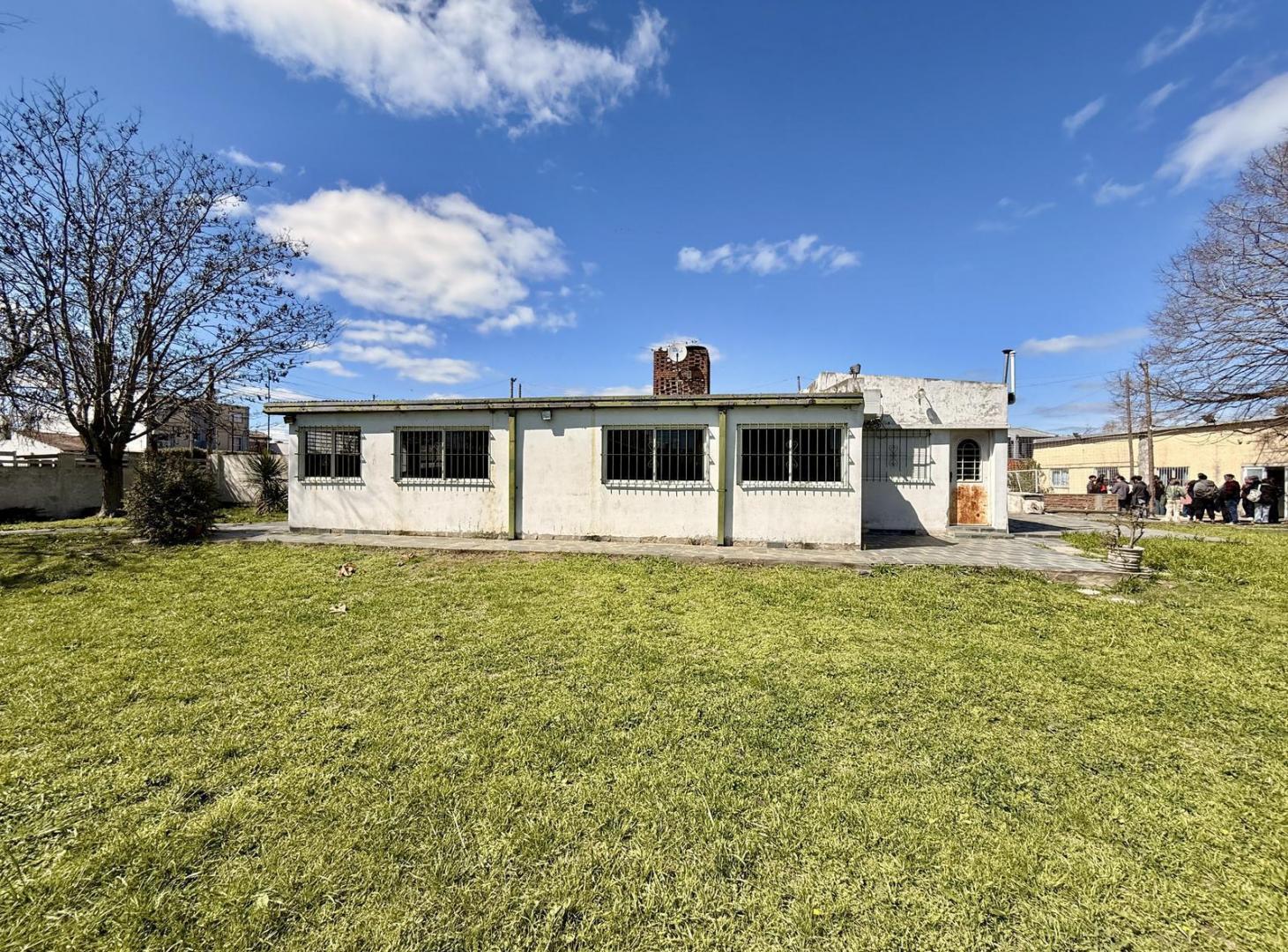 Foto de Casa en venta sobre avenida 143 los hornos con cochera dos dormitorios, imagen 1