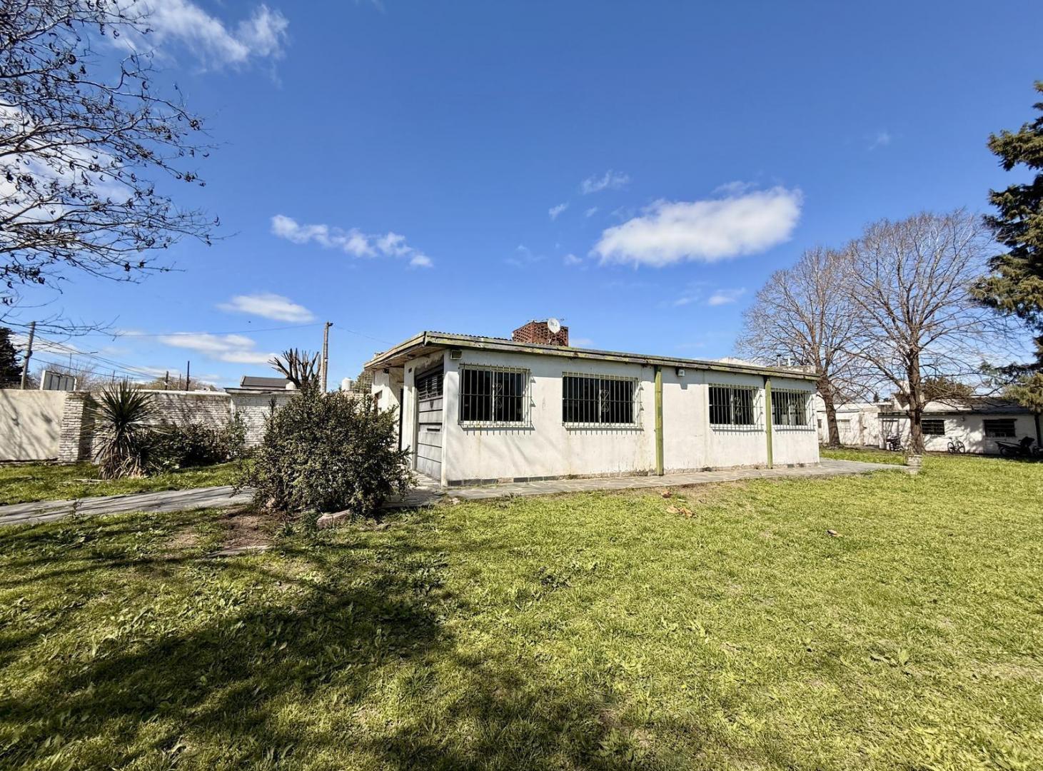 Foto de Casa en venta sobre avenida 143 los hornos con cochera dos dormitorios, imagen 3
