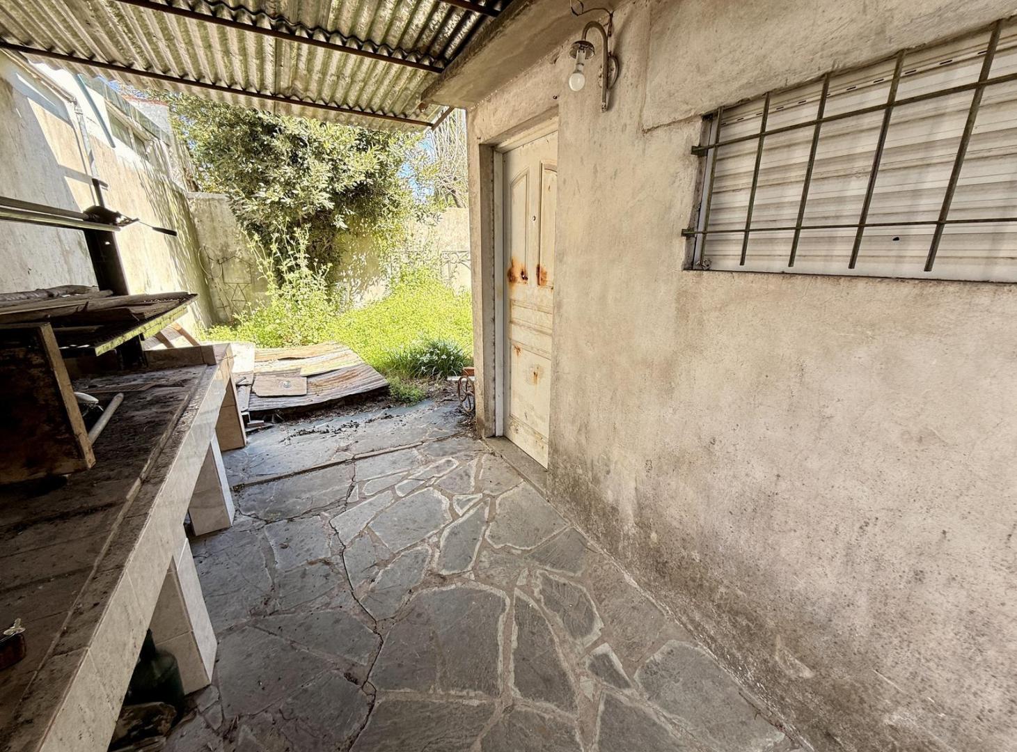 Foto de Casa en venta sobre avenida 143 los hornos con cochera dos dormitorios, imagen 5