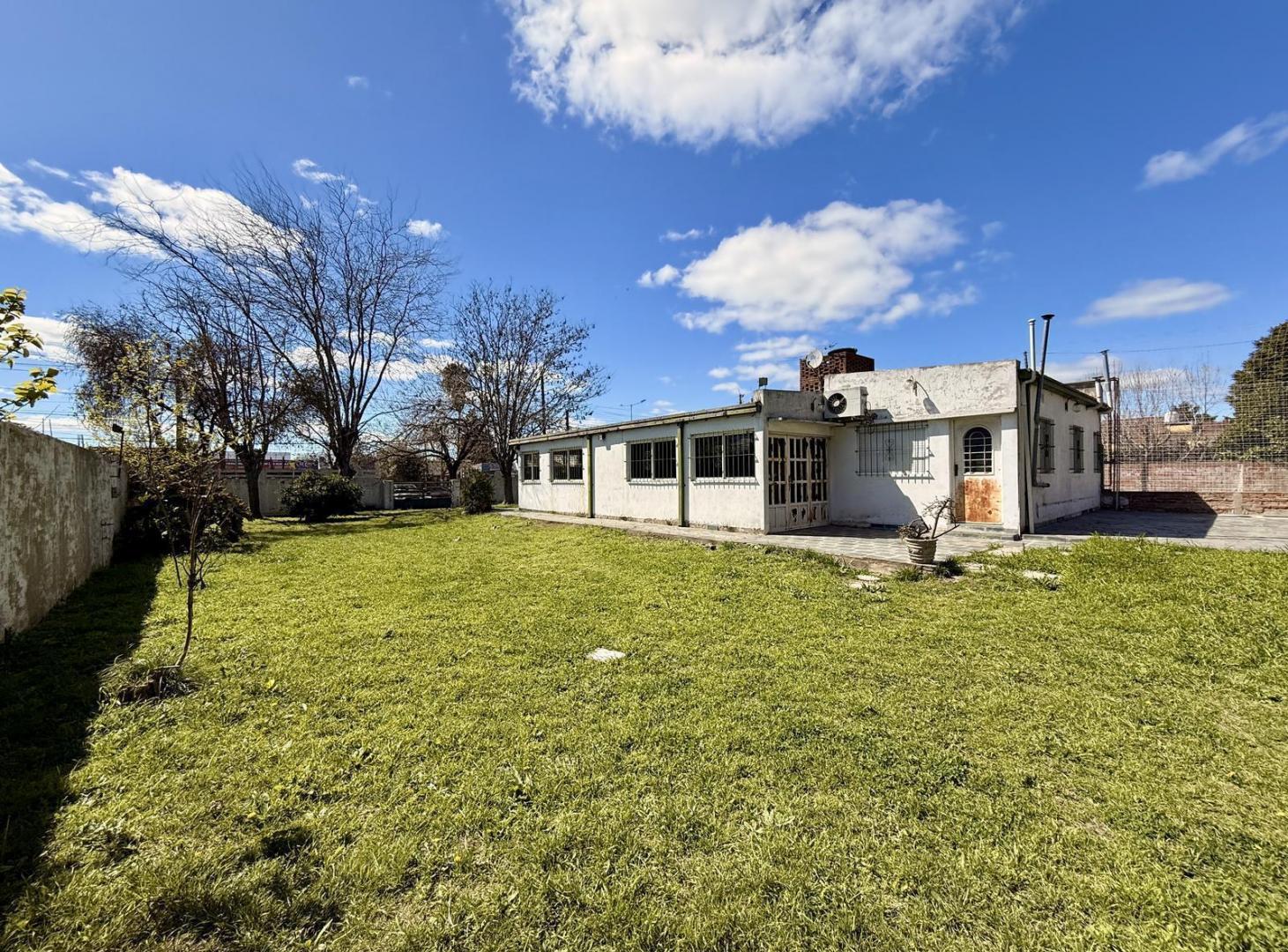Foto de Casa en venta sobre avenida 143 los hornos con cochera dos dormitorios, imagen 2