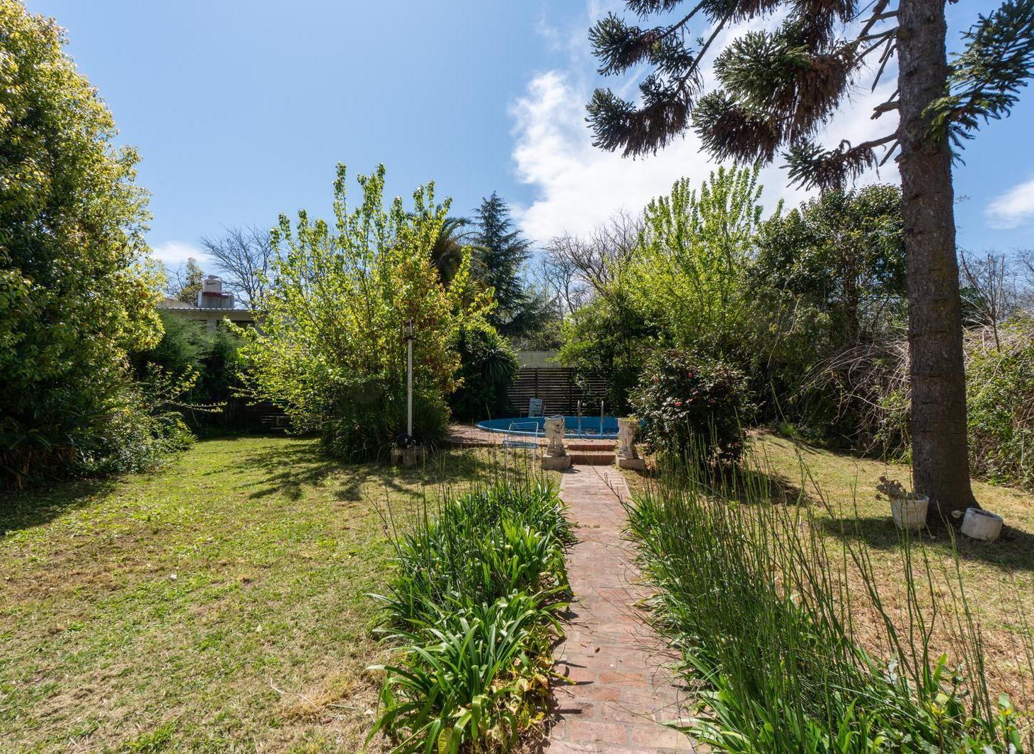 Foto de Casa en venta con parque y pileta en City Bell cuatro dormitorios dos, imagen 2