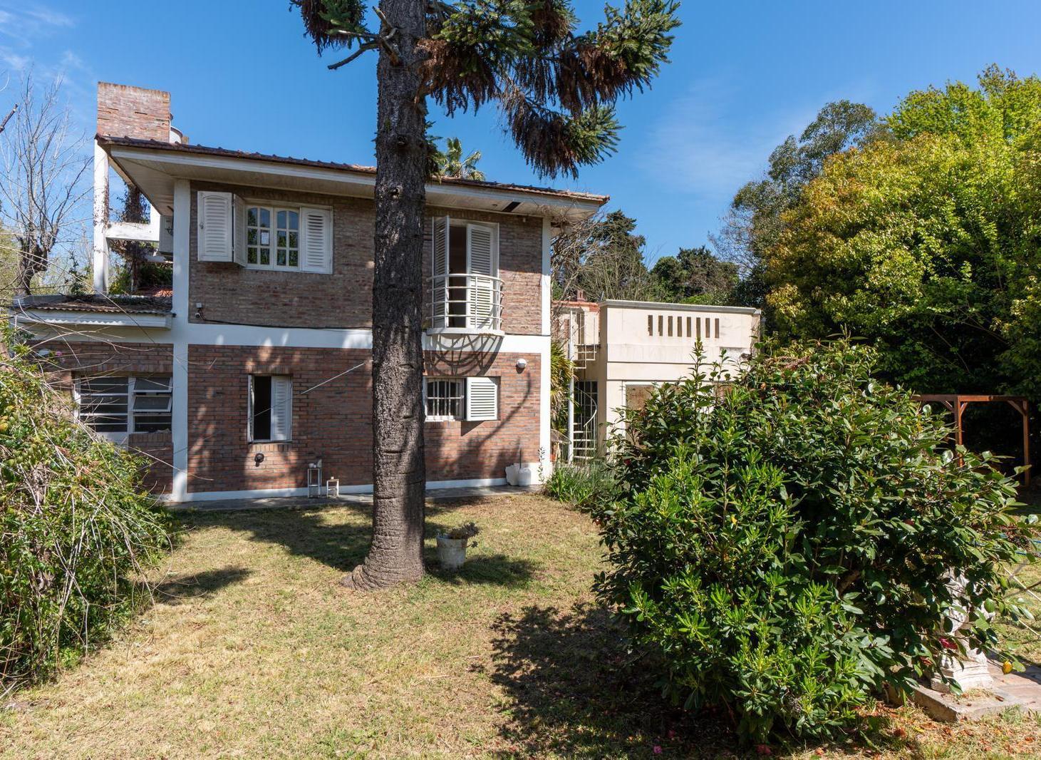 Foto de Casa en venta con parque y pileta en City Bell cuatro dormitorios dos, imagen 4