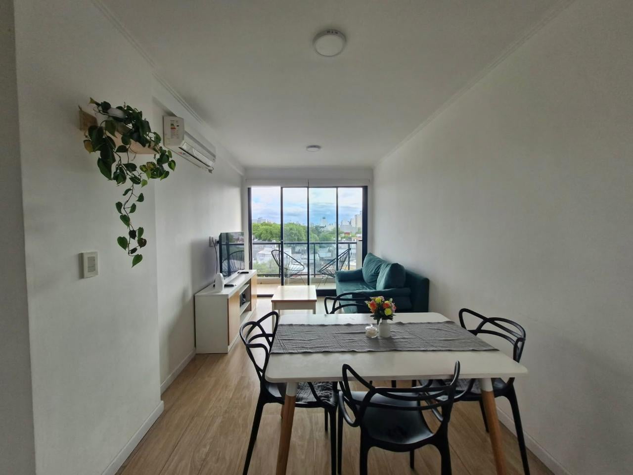 Foto de Departamento de un dormitorio con balcon corrido en zona facultades, imagen 3