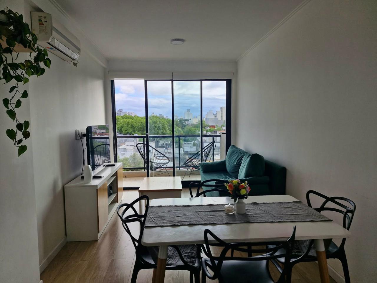 Foto de Departamento de un dormitorio con balcon corrido en zona facultades, imagen 1