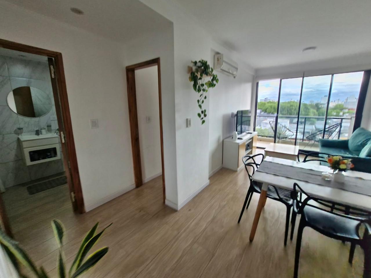 Foto de Departamento de un dormitorio con balcon corrido en zona facultades, imagen 2
