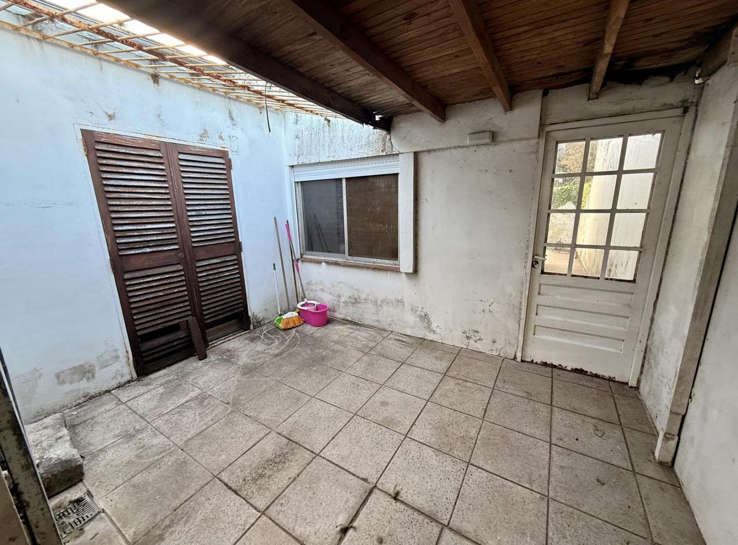 Foto de Casa en venta cercana al casco urbano en La Plata con parque, dos, imagen 3