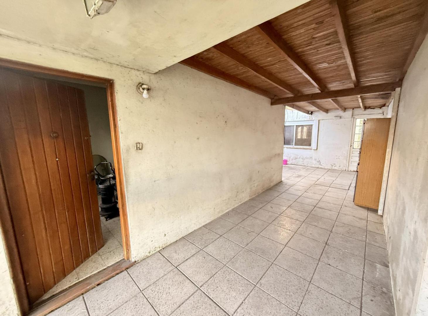 Foto de Casa en venta cercana al casco urbano en La Plata con parque, dos, imagen 2