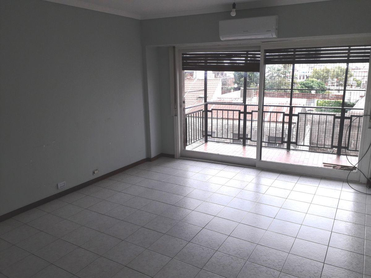 Foto de Excelente 3 Ambientes | Muy Luminoso | A Metros de Plaza Alsina, imagen 1