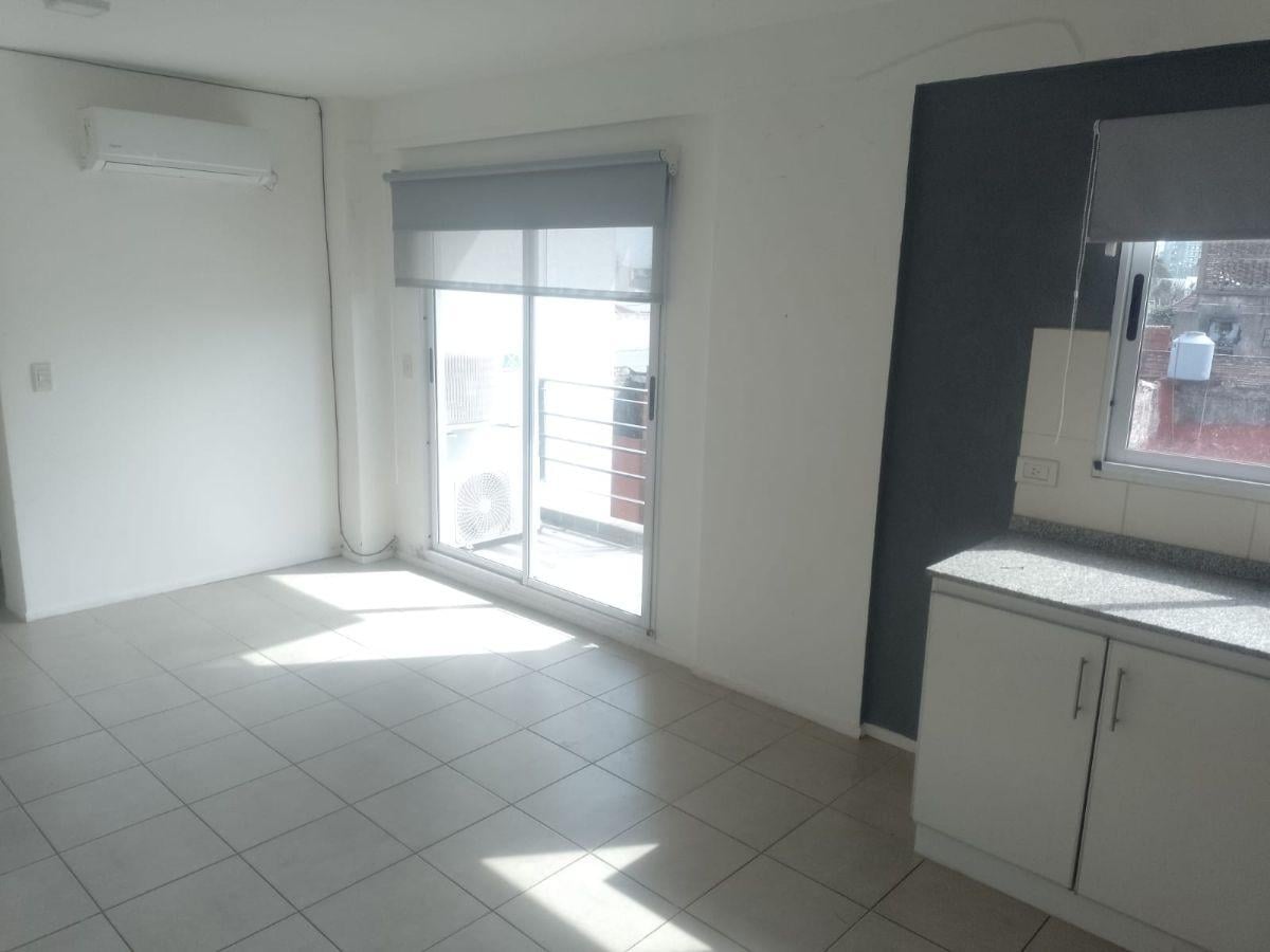 Foto de Dos Ambientes por Escalera | Espacio Guardacoche | Sarandi, imagen 5