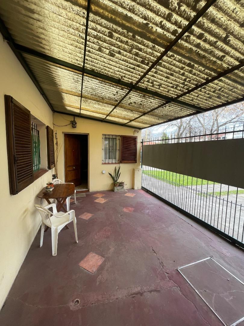Foto de Casa a la venta 3 Amb + dpto 3 Amb al fondo en Merlo centro, imagen 1