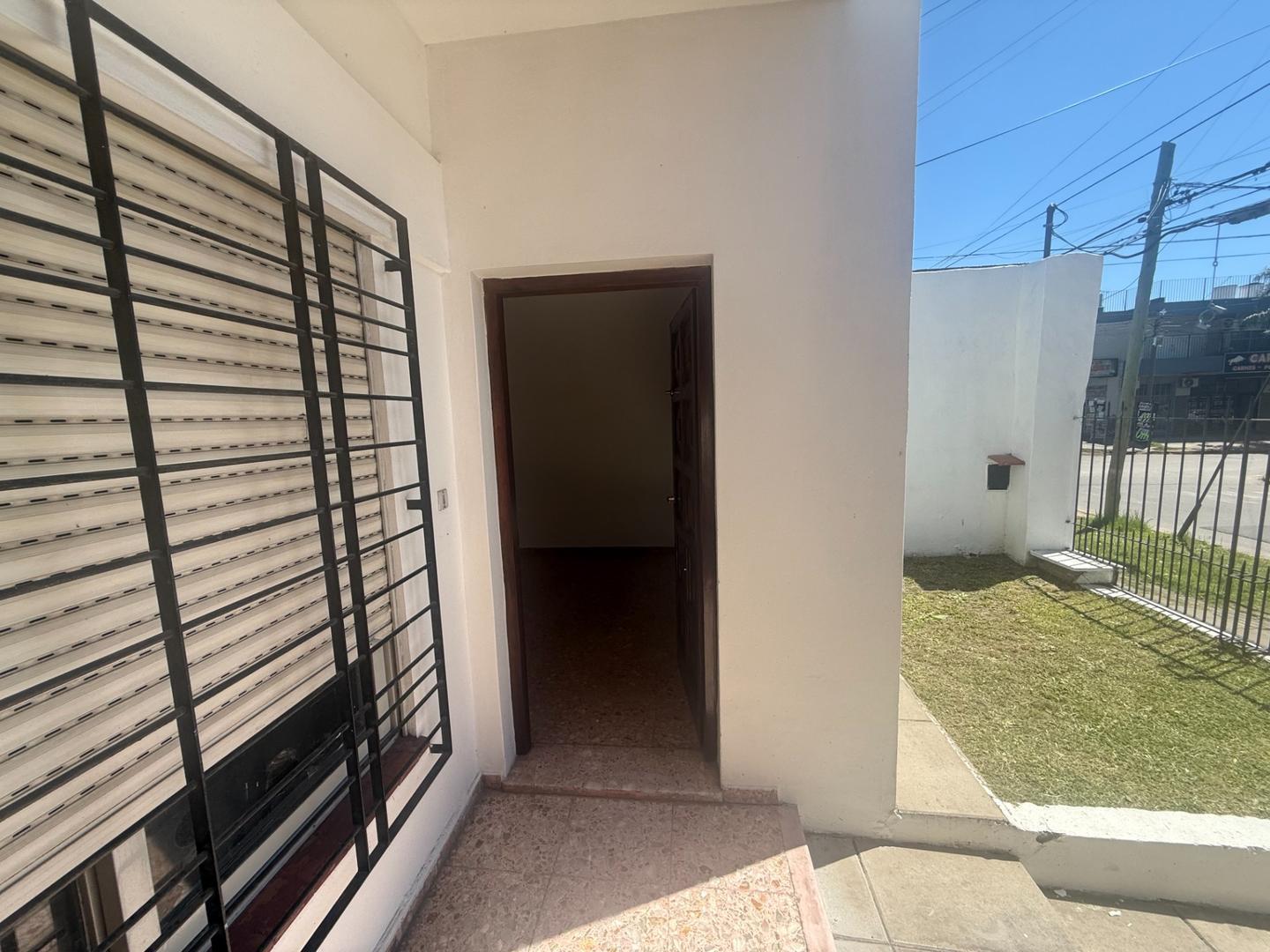 Foto de ALQUILER CASA 2 DORMITORIOS FONDO LIBRE MERLO NORTE, imagen 2