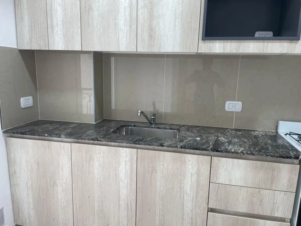 A estrenar lindo departamento
En Macrocentro 2 dormitorios
1 baño 1 toilette 850.000
Cochera 50000 3