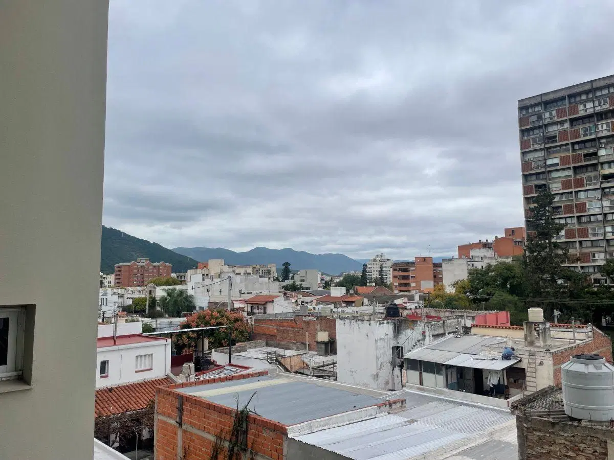 A estrenar lindo departamento
En Macrocentro 2 dormitorios
1 baño 1 toilette 850.000
Cochera 50000 4