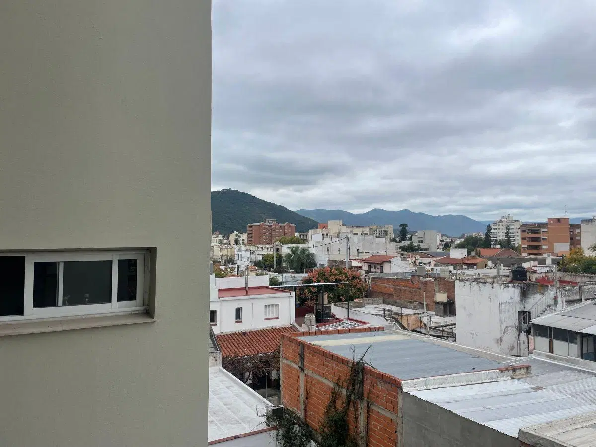 A estrenar lindo departamento
En Macrocentro 2 dormitorios
1 baño 1 toilette 850.000
Cochera 50000 1