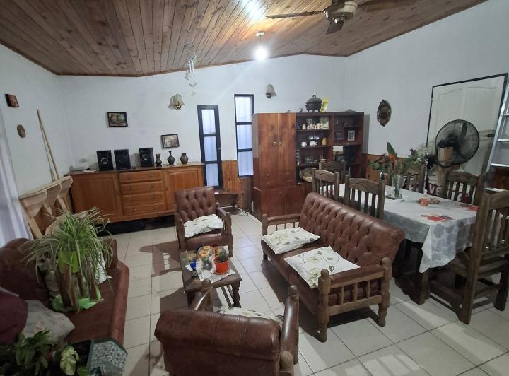 Se vende casa ubicada entre las calles C. El Alto y Fernández, San Martin.  5