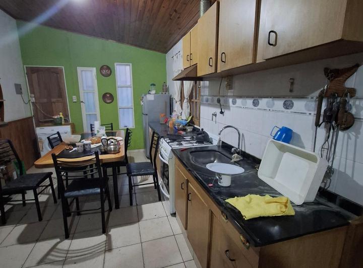 Se vende casa ubicada entre las calles C. El Alto y Fernández, San Martin.  3