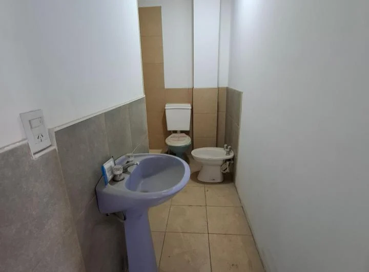 Se alquilan 2 oficinas ubicadas en Mathus Hoyos y Avellaneda de Guaymallén.  4