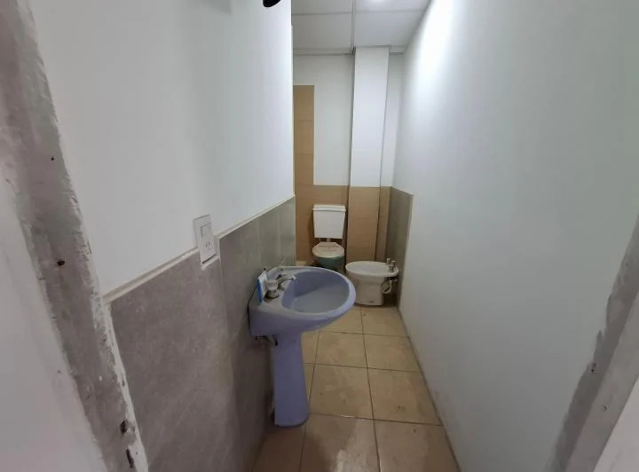 Se alquilan 2 oficinas ubicadas en Mathus Hoyos y Avellaneda de Guaymallén.  5