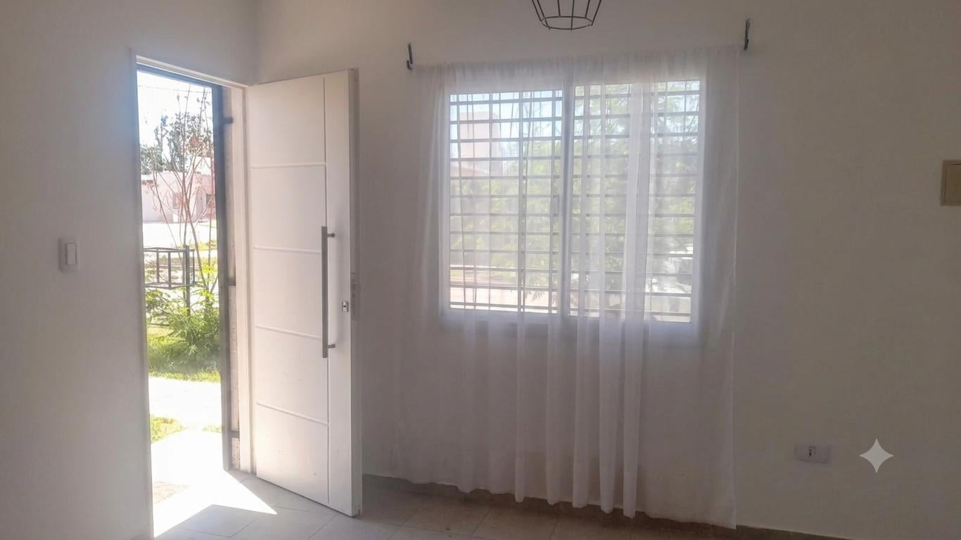Foto de Casa en Alquiler de 2 Dormitorios con Patio y Cochera | Barrio, imagen 2