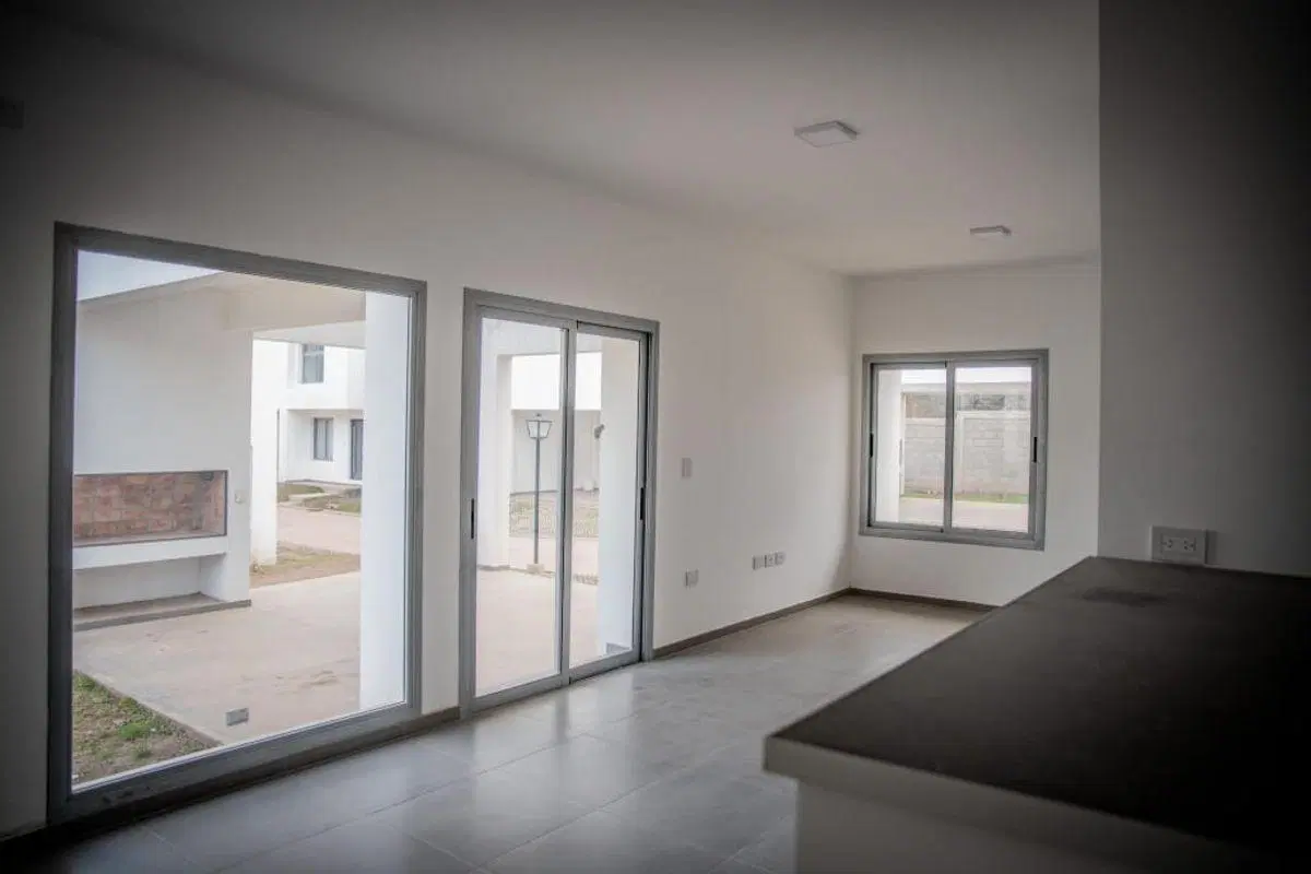 VENTA DUPLEX EN HOUSING CUESTA PLAZA - TRES DORMITORIOS- USD 130.000 5