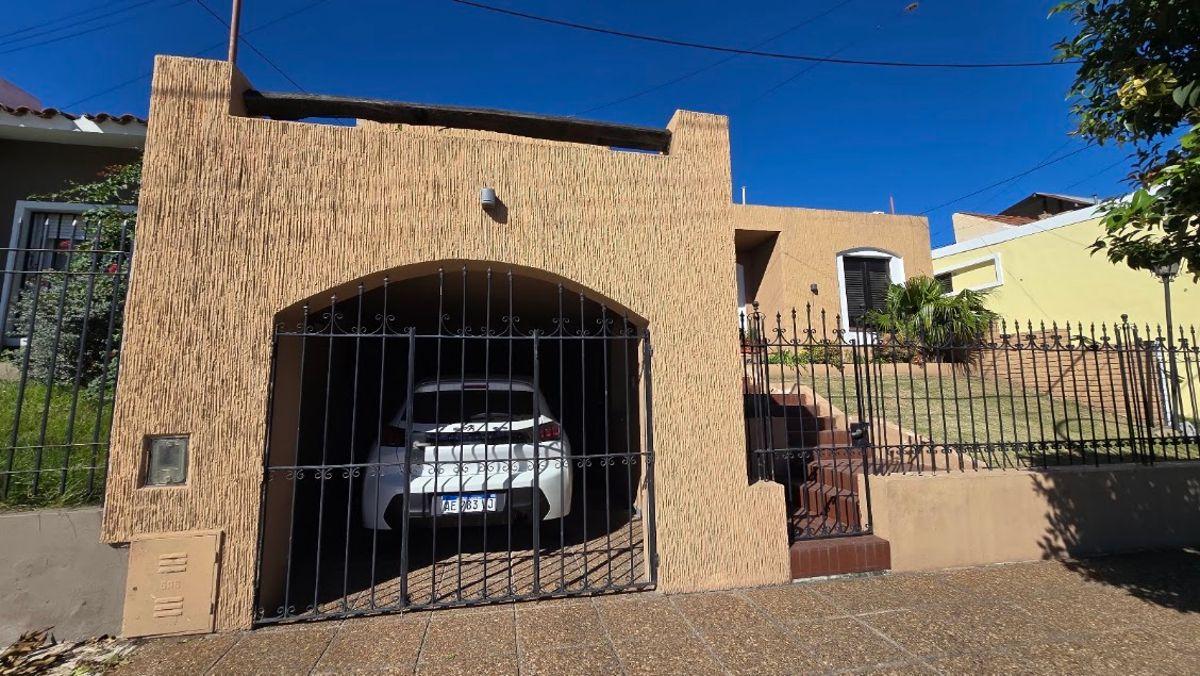 Foto de EN VENTA | CASA DE 3 DORMITORIOS | CERRO DE LAS ROSAS | USD 175.000, imagen 1