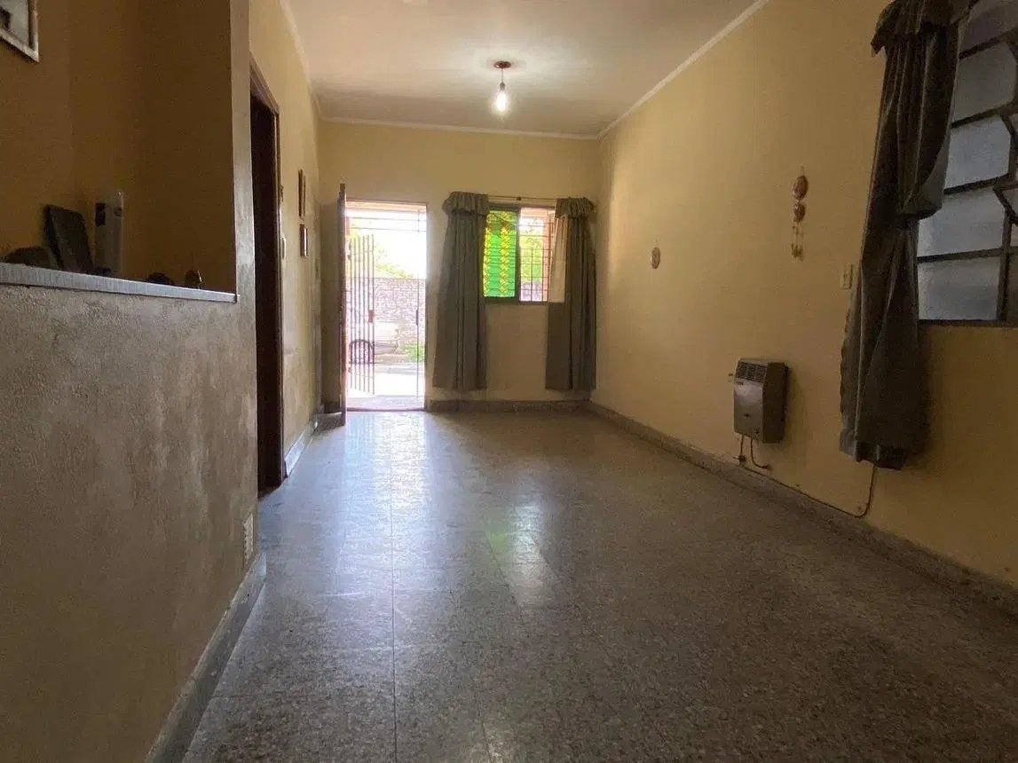 ¡Dos viviendas en una! Casa de 3 Dormitorios  Depto de 2 Dormitorios a metros de Bv. Pellegrini 4