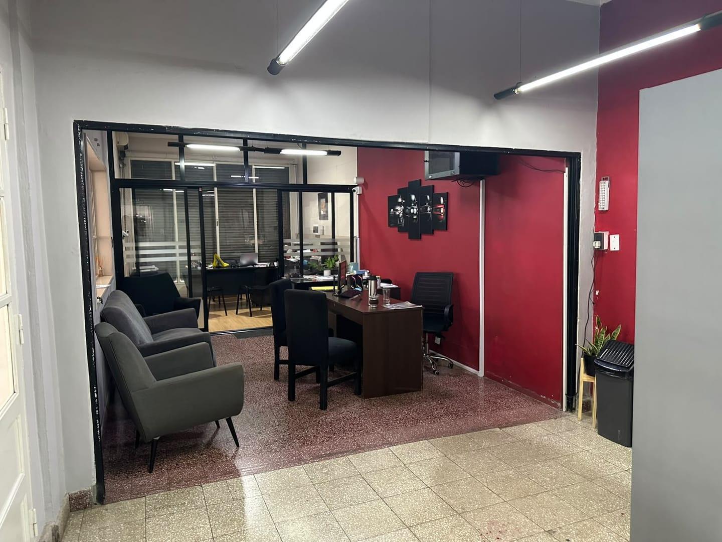 Foto de En ALQUILER Amplio galpón comercial en esquina estratégica, imagen 4