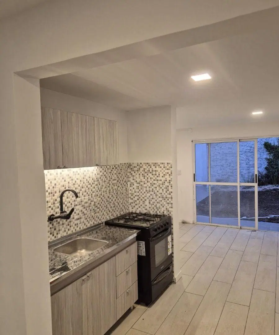 Casa PH en alquiler – 2 dormitorios – Totalmente refaccionada a nueva – 59 e/ 30 y 31 2