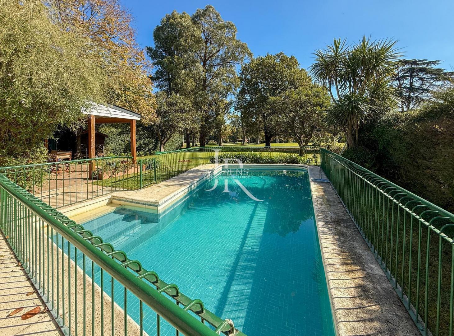 Casa con potencial para remodelar, inmejorable lote con vista al golf y arboleda añosa