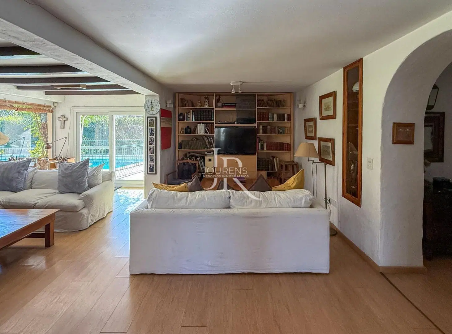 Casa con potencial para remodelar, inmejorable lote con vista al golf y arboleda añosa 5