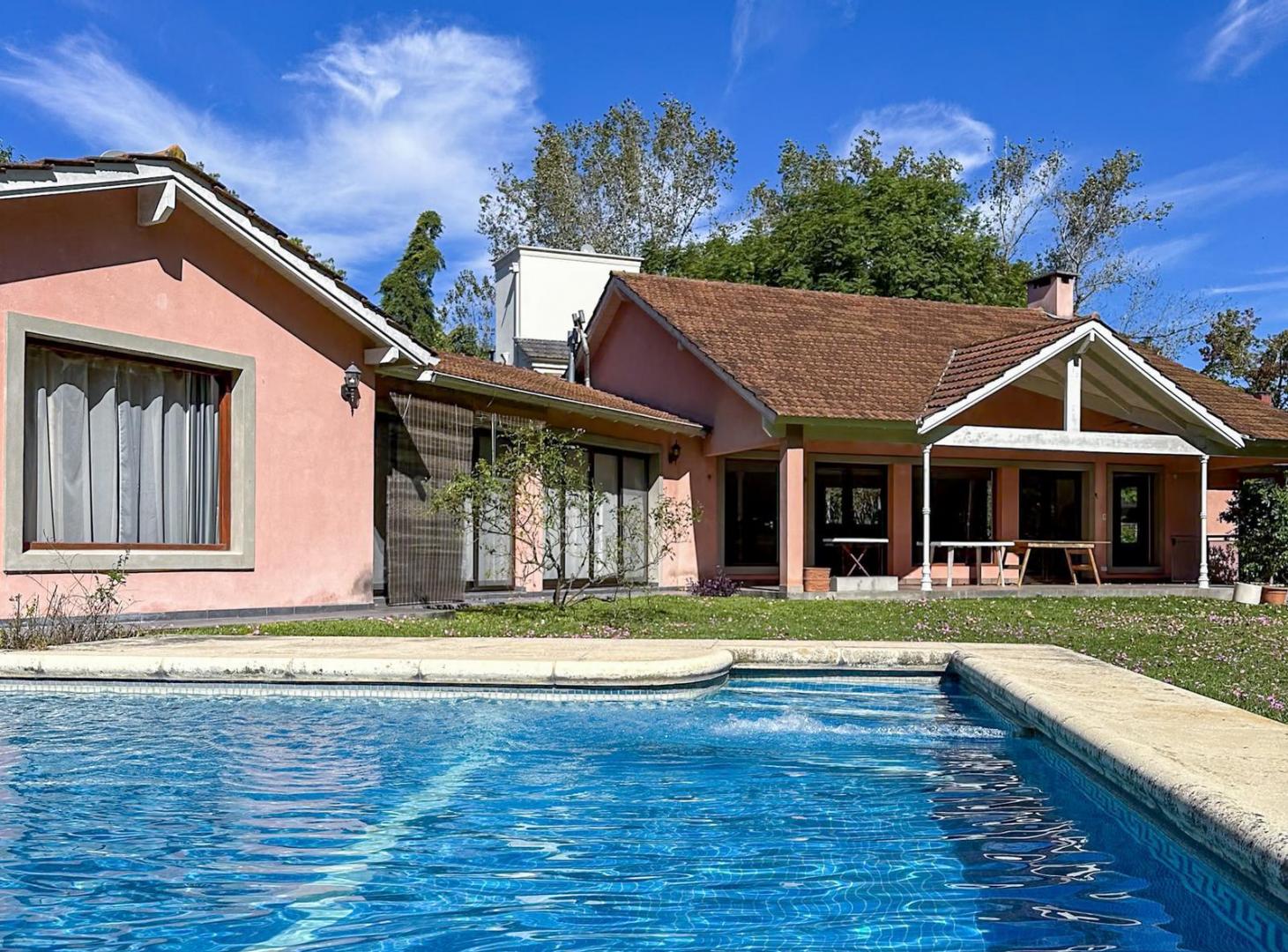 Casa con hermoso lote en esquina en Highland Park