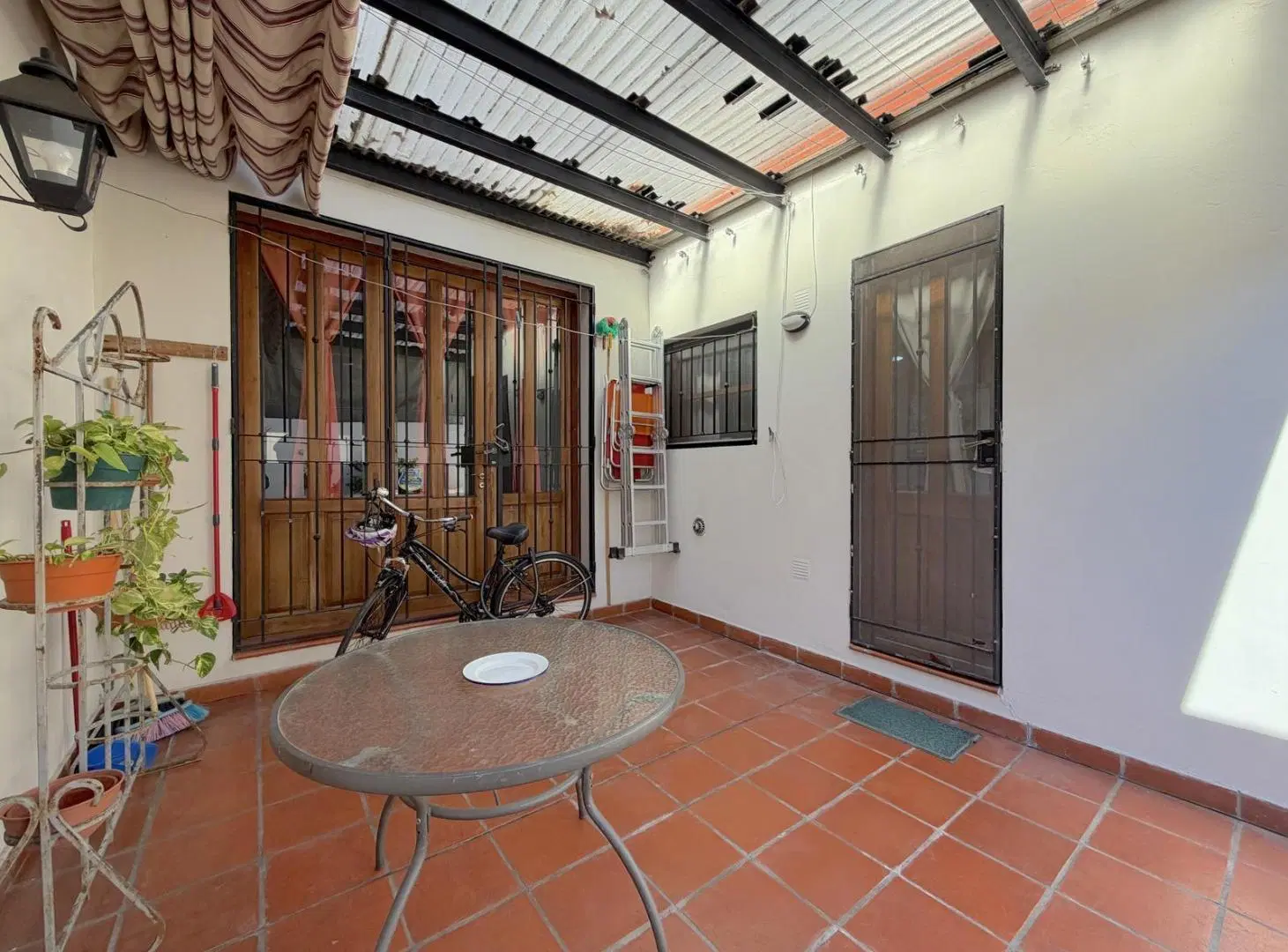 Casa en venta con patio y cochera en barrio parque 8