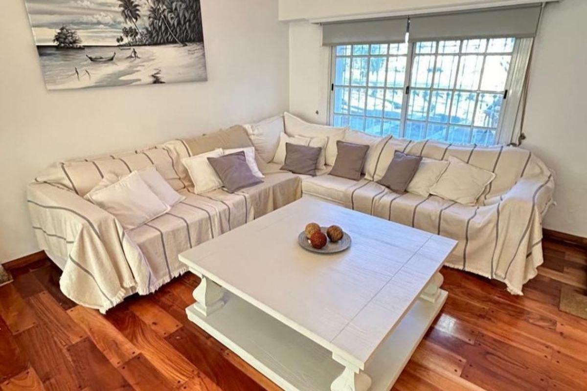 Foto de CASA EN VENTA. 6 AMBIENTES. 5 DORMITORIOS. COCHERA. TERRAZA, QUINCHO Y, imagen 2