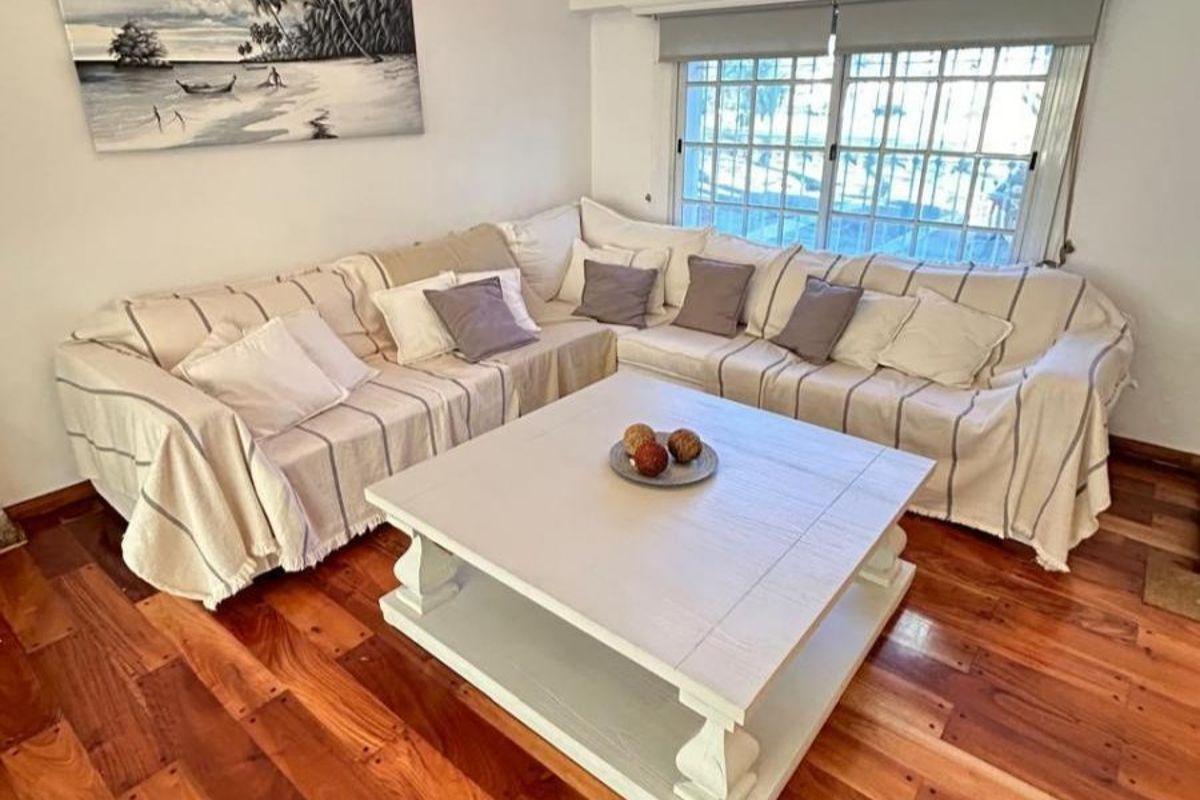Foto de CASA EN VENTA. 6 AMBIENTES. 5 DORMITORIOS. COCHERA. TERRAZA, QUINCHO Y, imagen 3