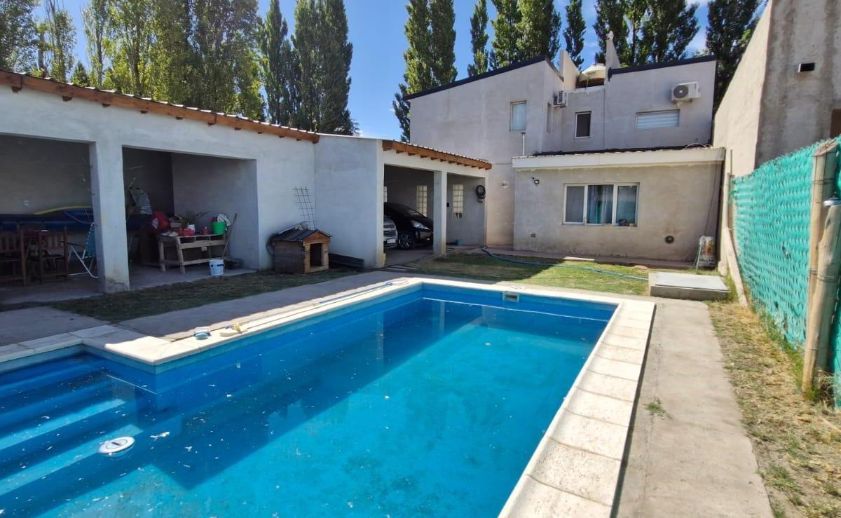 Casa con Pileta en B° Los Cerezos 2 5