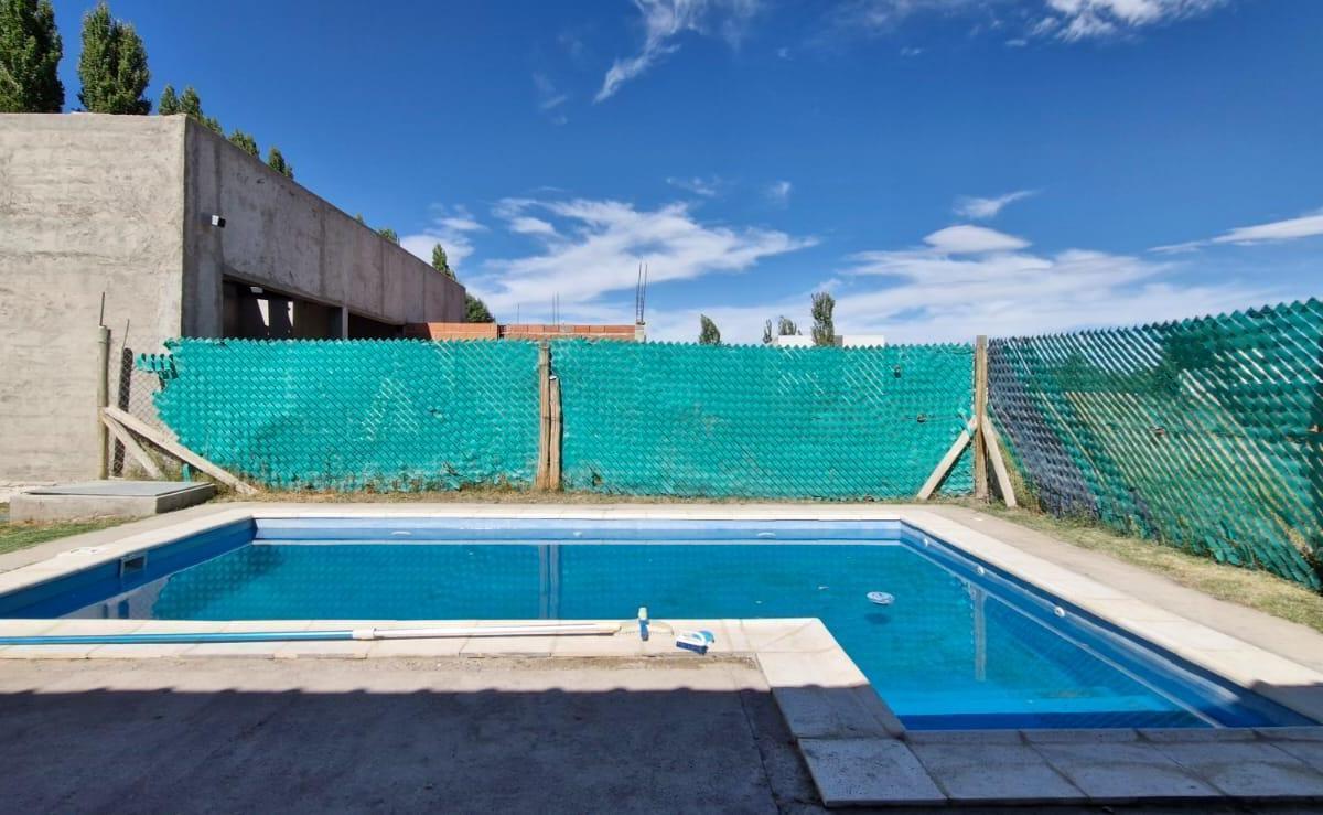 Casa con Pileta en B° Los Cerezos 2 2