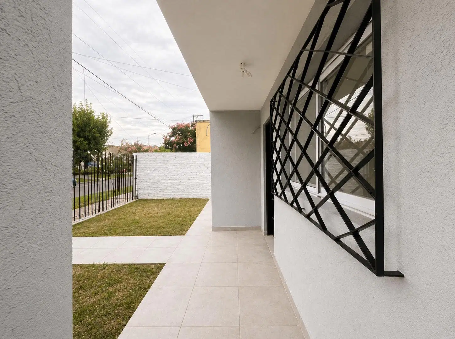 Venta casa a estrenar con parque y financiacion en Adrogue 2