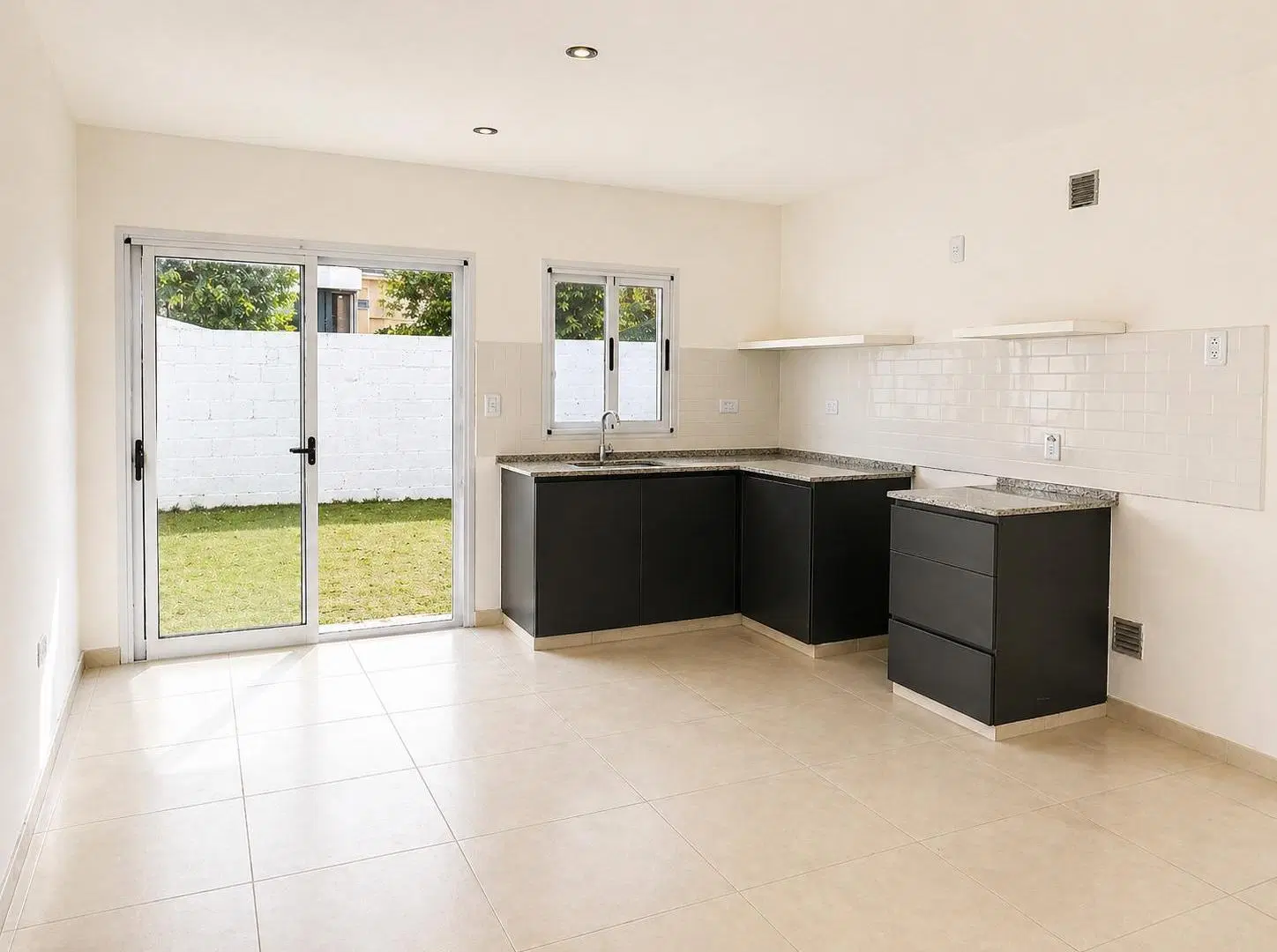 Venta casa a estrenar con parque y financiacion en Adrogue 3