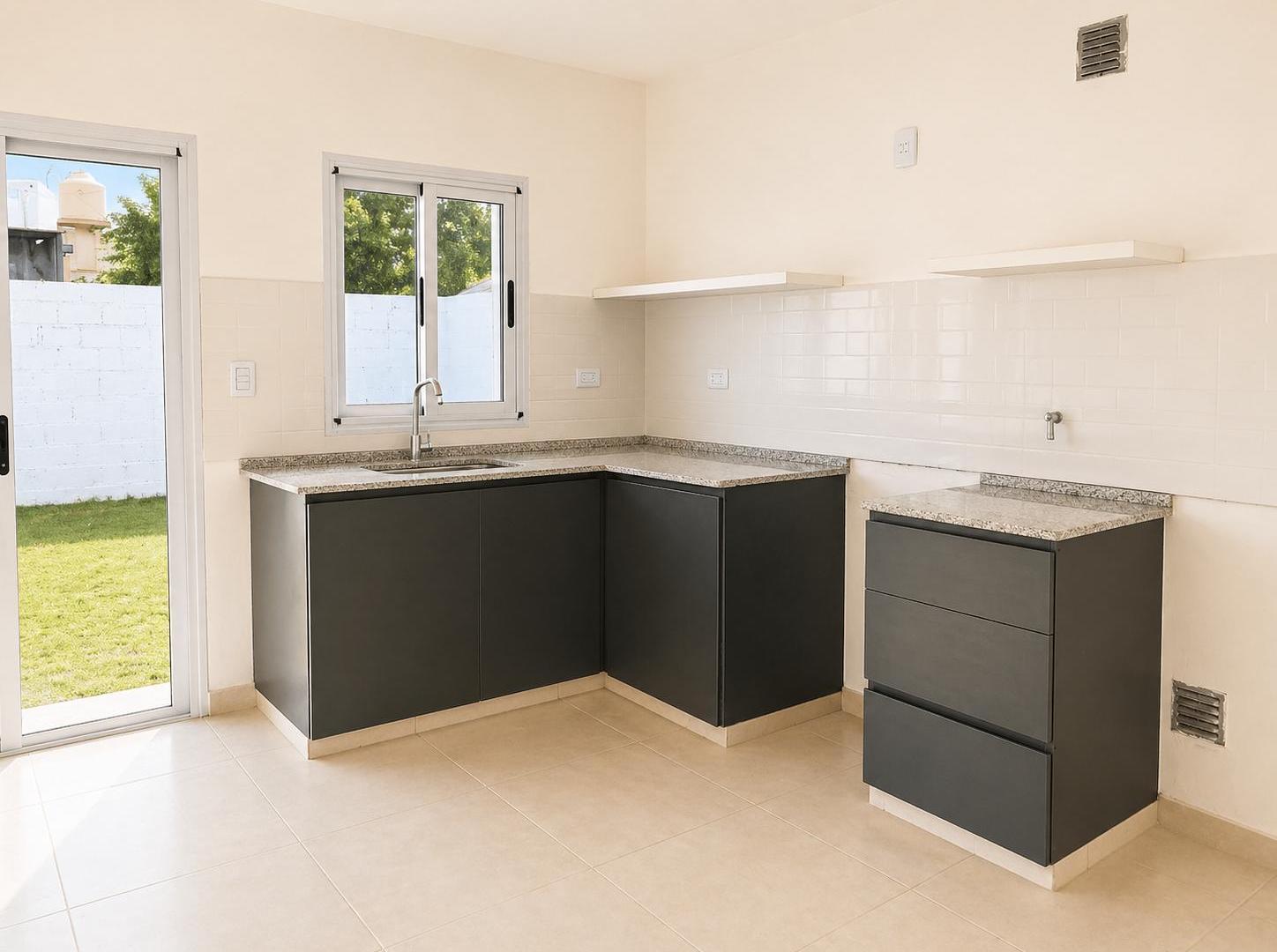Venta casa a estrenar con parque y financiacion en Adrogue