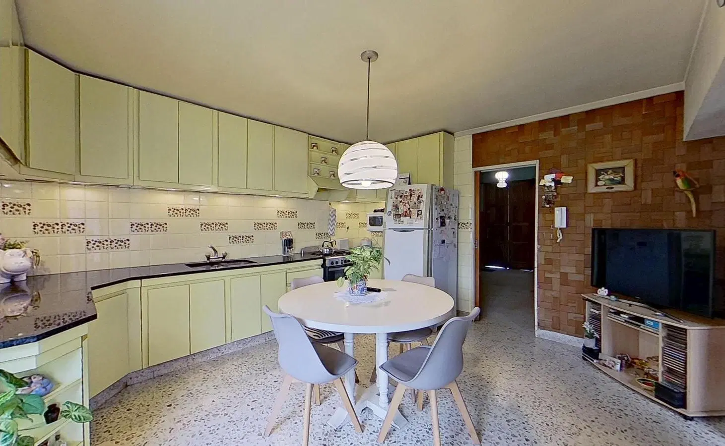 Casa en Venta con Jardín, Pileta y Quincho Lanús 2