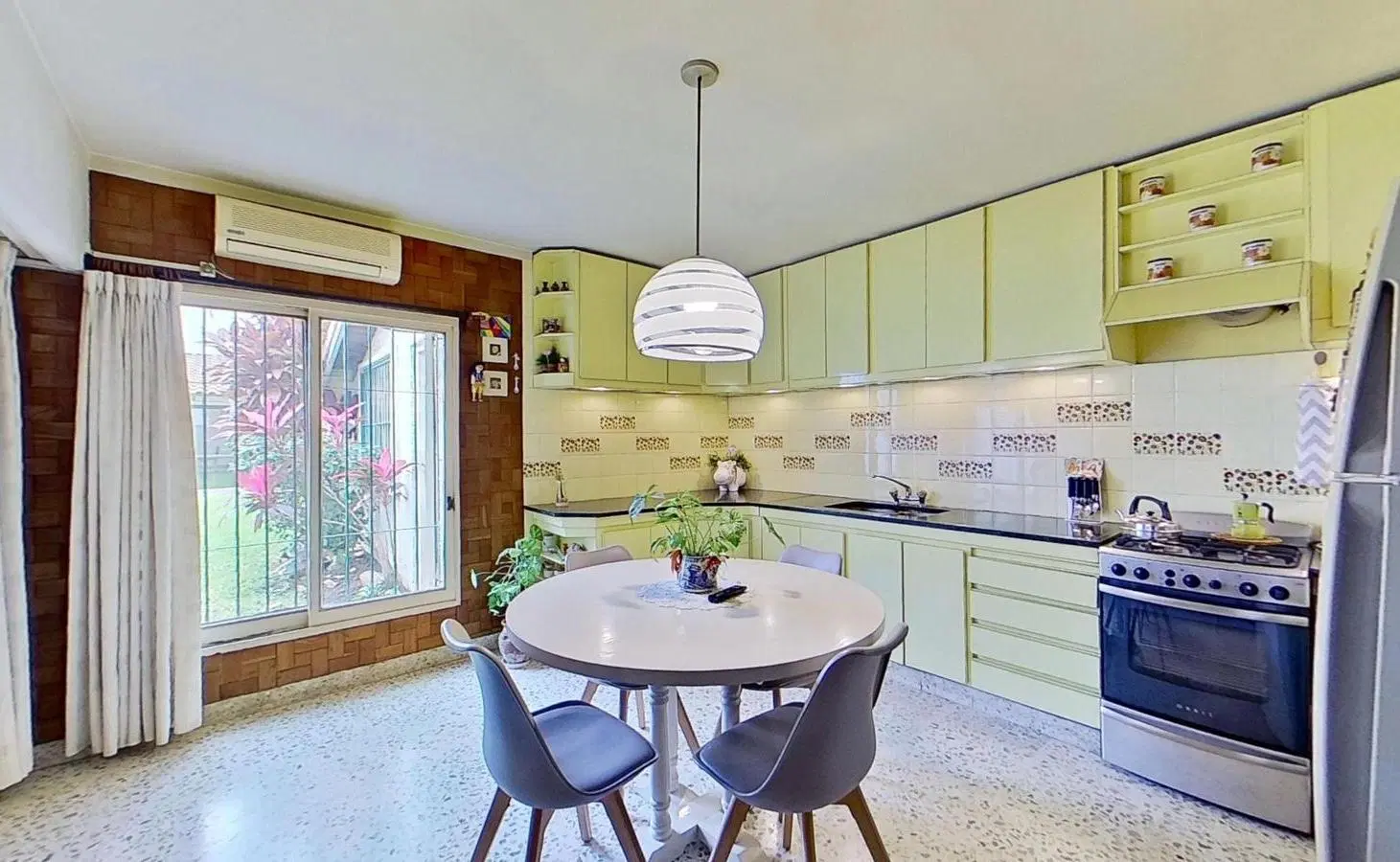Casa en Venta con Jardín, Pileta y Quincho Lanús 5