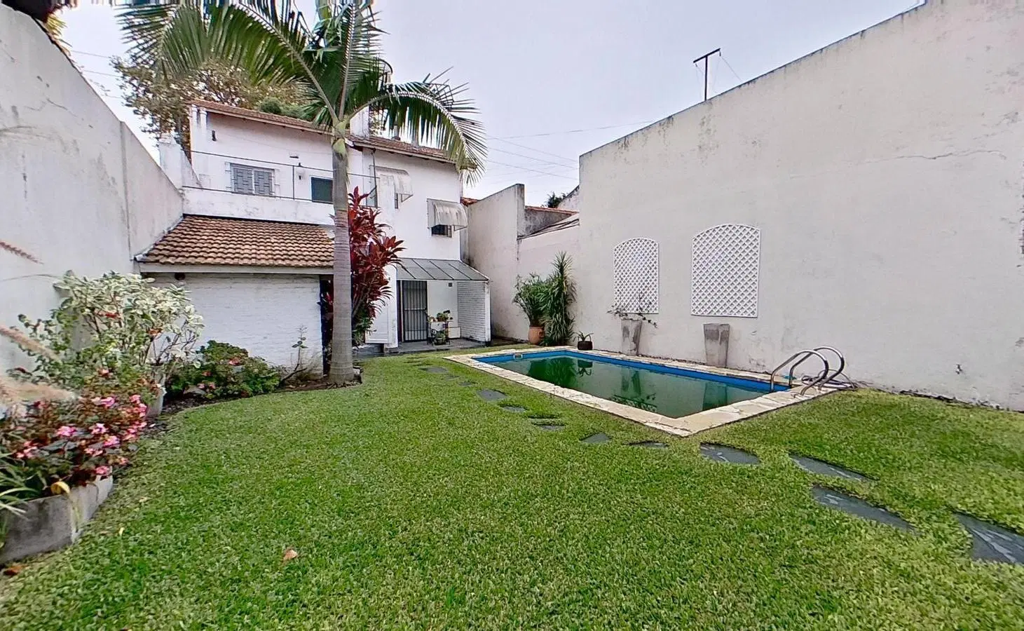 Casa en Venta con Jardín, Pileta y Quincho Lanús 4